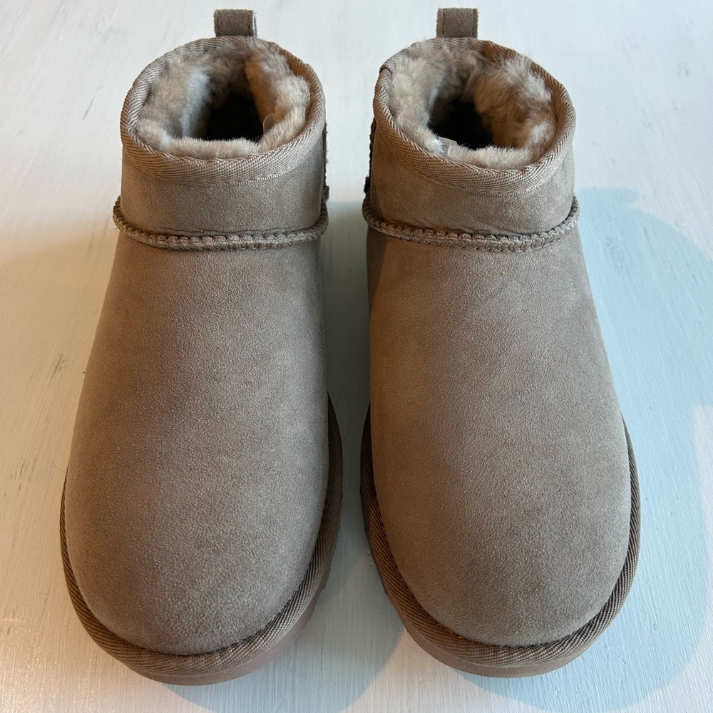 💯 Authentic NIB Caribou Classic Ultra Mini Uggs